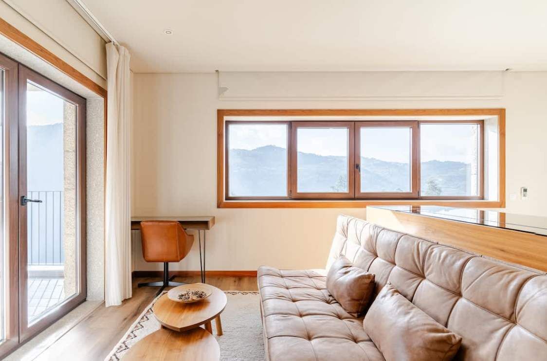 Smart TV, videogames, DVD player, pebolim