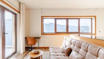 Smart TV, videogames, DVD player, pebolim