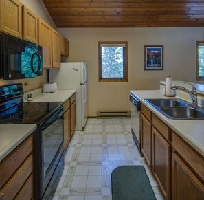 Jääkaappi, mikroaaltouuni, uuni, liesi