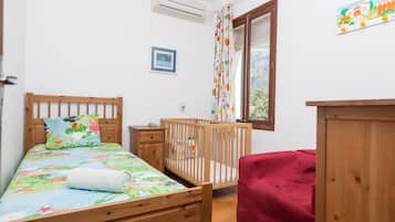 4 slaapkamers, een strijkplank/strijkijzer, gratis wifi, beddengoed