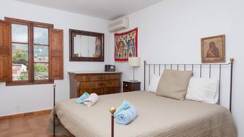 4 bedrooms, iron/ironing board, free WiFi, bed sheets