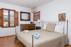 4 slaapkamers, een strijkplank/strijkijzer, gratis wifi, beddengoed