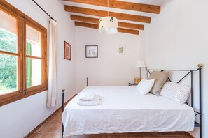 4 bedrooms, iron/ironing board, free WiFi, bed sheets