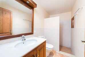 Een bad, een haardroger, handdoeken