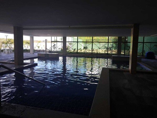 Una piscina cubierta, una piscina al aire libre