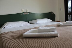 Minibar, desk, laptop workspace, free WiFi