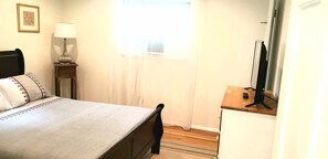 3 slaapkamers, een strijkplank/strijkijzer, reisbedje, gratis wifi