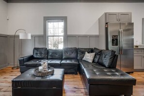 Televisión y oficina 