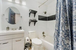 Ein Badezimmer mit Toilette, Waschbecken und Dusche.