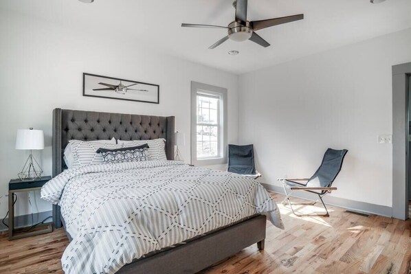 3 habitaciones, tabla de planchar con plancha, wifi y ropa de cama 