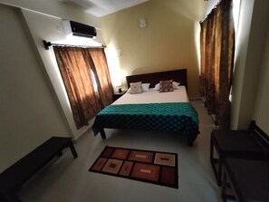 4 bedrooms, blackout drapes, WiFi, bed sheets