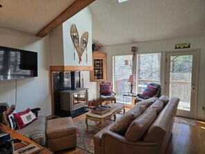 Living area - Excellent location to Boone, Blowing Rock and Blue Ridge Parkway! (Boone)