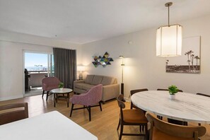 Een televisie, een open haard en een dvd-speler