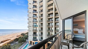 Un hotel moderno con balconi vista spiaggia.