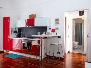 Kühlschrank, Ofen, Herdplatte, Wasserkocher mit Kaffee-/Teezubehör