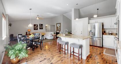 Hot Tub, Luxury King Bed & Yard Games ~ Quiet & Serene w Incredible Yard