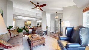 Smart TV, chimenea, reproductor de DVD y libros 