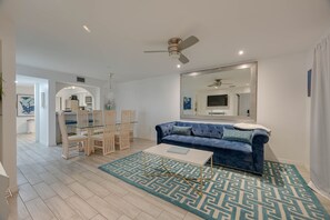 Smart TV, books - Chic Waterfront Condo in Cape Canaveral - 5 min from the beach! (Cape Canaveral)