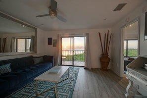 Een smart-tv en boeken