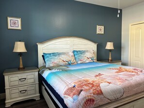 Ein Schlafzimmer mit einem Bett, Nachttischen und zwei Wandleuchten.