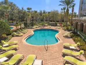 Una piscina al aire libre, una piscina climatizada