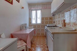Fridge, stovetop, coffee/tea maker - Holiday apartment with terrace (Mali Lošinj)