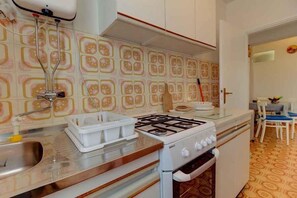 Fridge, stovetop, coffee/tea maker