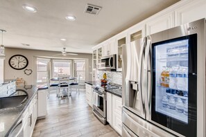 Fridge, microwave, oven, stovetop - Top Choice for Guests, Golf, HPool~Spa, Bachelorettes, Quick Walk for Groceries (Scottsdale)