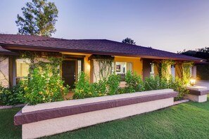 Exterior - Top Choice for Guests, Golf, HPool~Spa, Bachelorettes, Quick Walk for Groceries (Scottsdale)