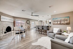 Dining - Top Choice for Guests, Golf, HPool~Spa, Bachelorettes, Quick Walk for Groceries (Scottsdale)