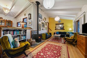 تلفزيون، مدفأة، مشغل دي في دي، كُتُب