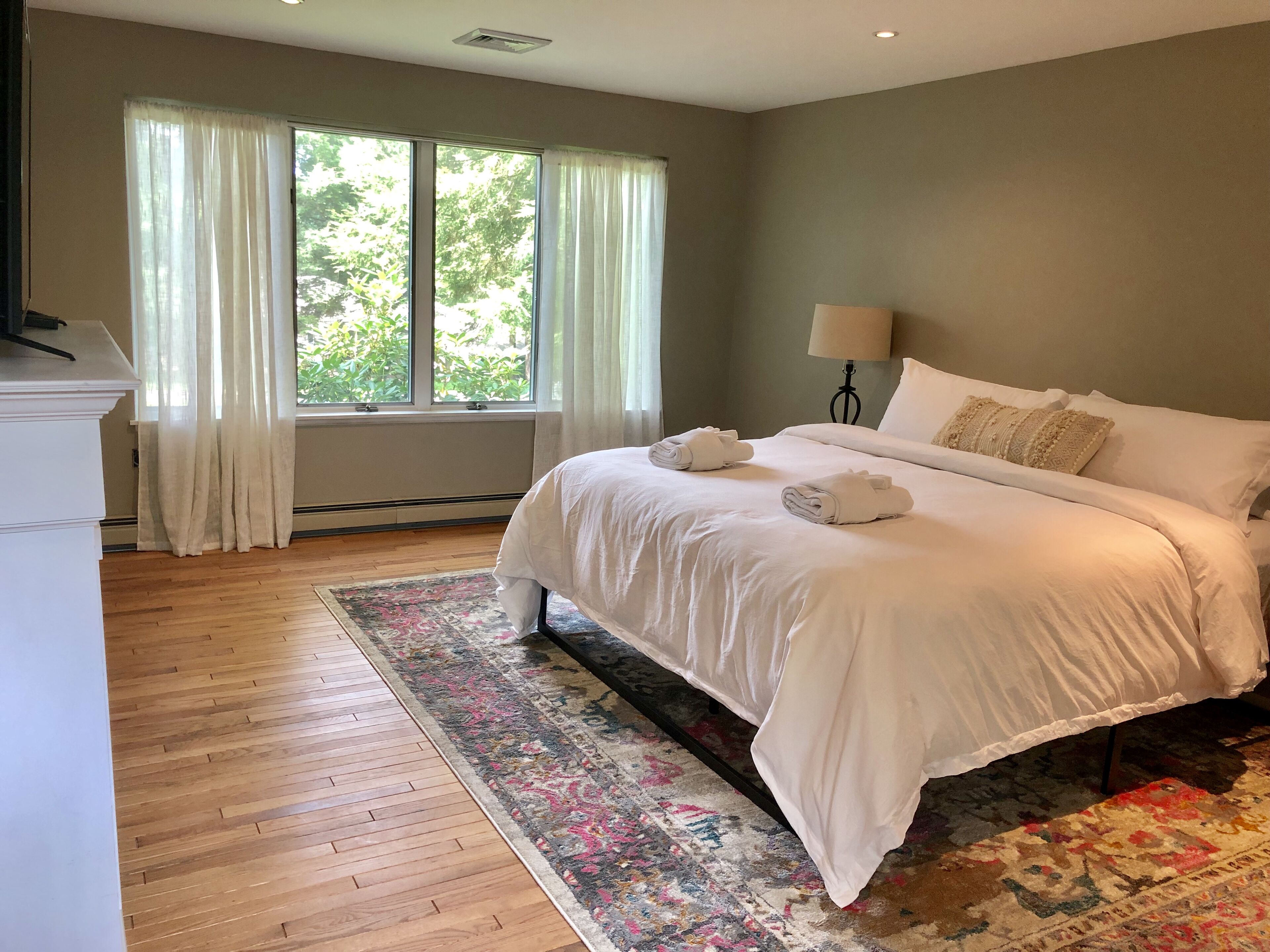 4 bedrooms, desk, iron/ironing board, travel crib