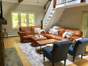 Smart TV, caminetto, libri