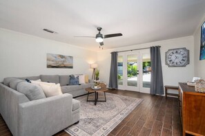 TV, fireplace - Lake Dunlap Luxury*Inground Pool*Accommodates 18*Separate Casita (New Braunfels)