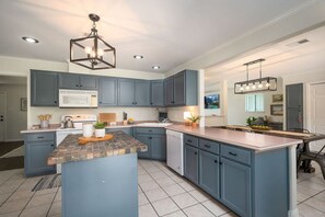 Fridge, microwave, oven, stovetop - Lake Dunlap Luxury*Inground Pool*Accommodates 18*Separate Casita (New Braunfels)