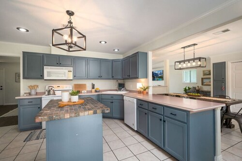 Lake Dunlap Luxury*Inground Pool*Accommodates 18*Separate Casita