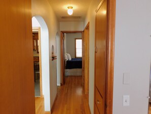 2 quartos, escrivaninha, ferros/tábuas de passar roupa, berço de viagem