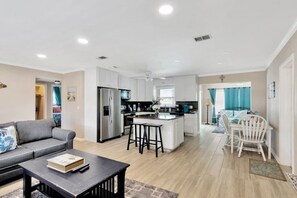 Smart TV, Netflix, streaming services, music library