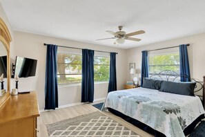 2 habitaciones, escritorio y tabla de planchar con plancha 