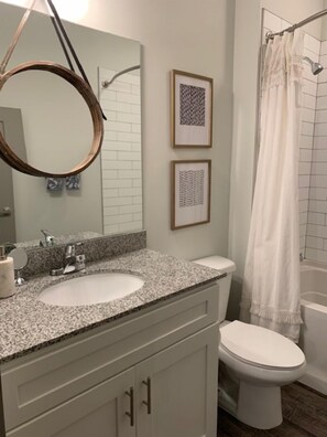 Combined shower/bathtub, hair dryer, towels, soap - 209 LUXURY DOWNTOWN 2BED/2BA CONDO, sleeps 6! (Chattanooga)