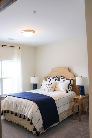 2 bedrooms, WiFi, bed sheets - 209 LUXURY DOWNTOWN 2BED/2BA CONDO, sleeps 6! (Chattanooga)