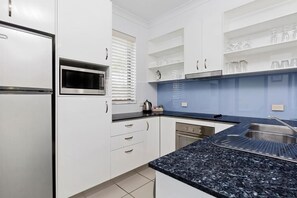 Geladeira, micro-ondas, fogão, lava-louças