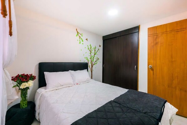 3 chambres, bureau, Wi-Fi gratuit, draps fournis