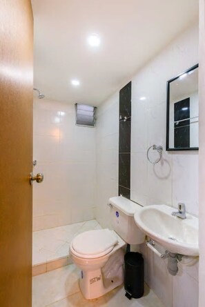 Douche, sĂšche-cheveux, serviettes fournies, savon