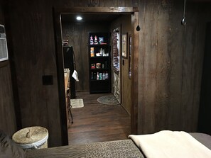 1 soveværelse, pengeskab på værelset, strygejern/strygebræt