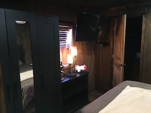 1 bedroom, in-room safe, iron/ironing board, free WiFi