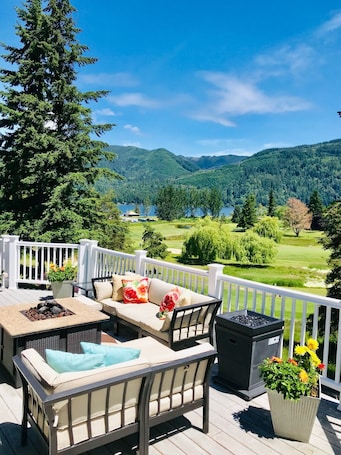 Property grounds. Lake Front Holiday! The BEST view in the valley, on Lake Whatcom and Golf Course