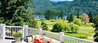 Lake Front Holiday! The BEST view in the valley, on Lake Whatcom and Golf Course