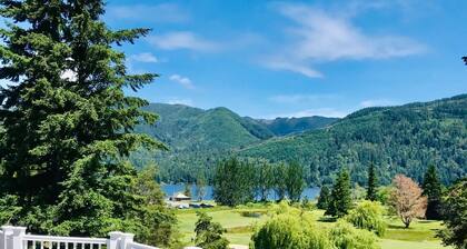 Lake Front Holiday! The BEST view in the valley, on Lake Whatcom and Golf Course