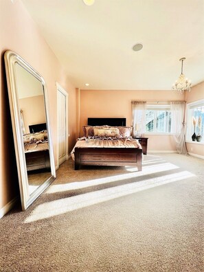 5 bedrooms, desk, iron/ironing board, WiFi